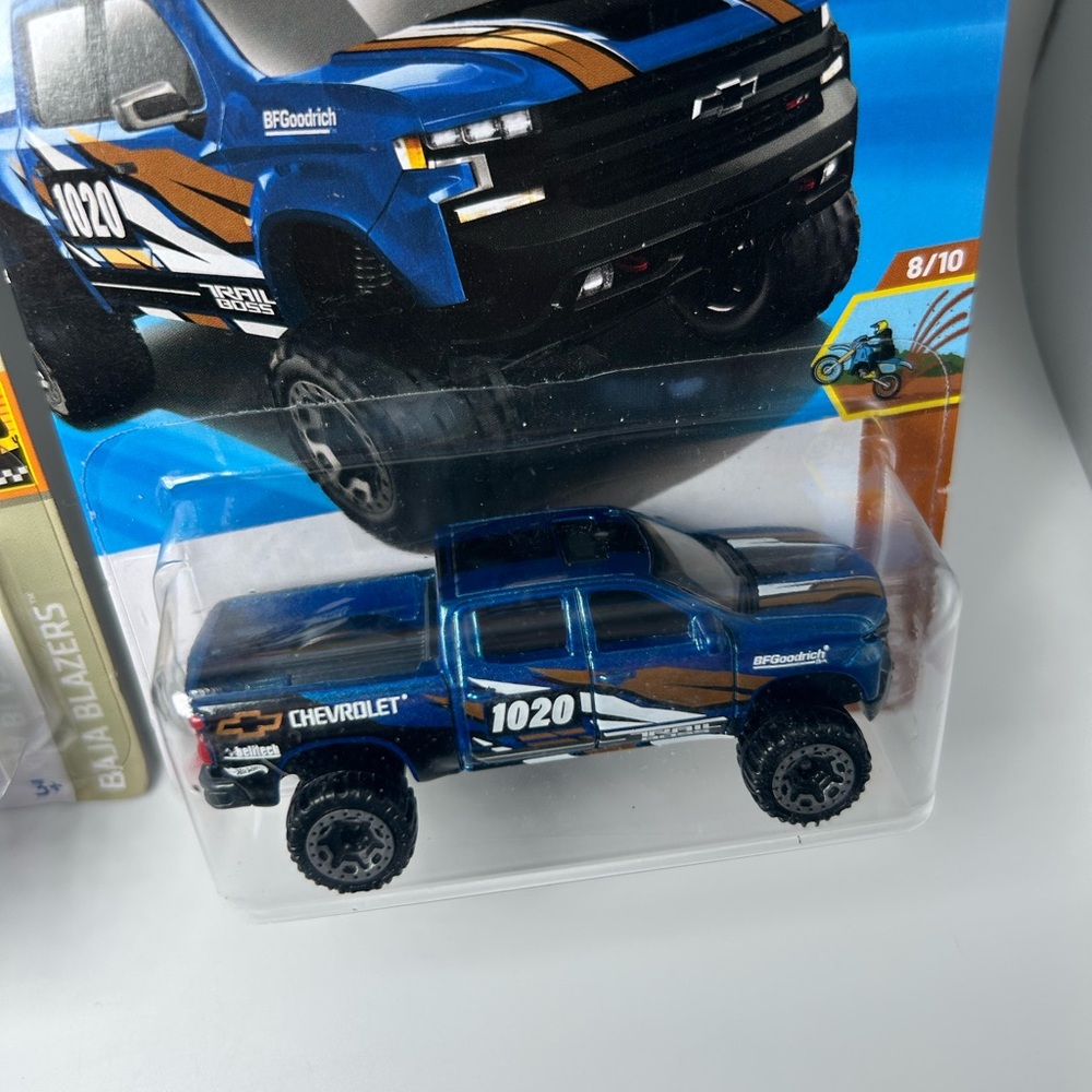 Hot Wheels Chevy Lot Of 2x - ‘19 Chevy Silverado Trail Boss LT Black & Blue NEW - Picture 3 of 4